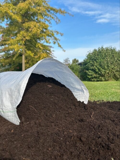 Een witte zak met BioViDuNi wormcompleet grond.