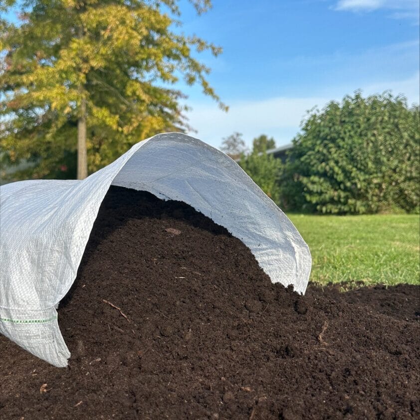 Een witte zak met BioViDuNi wormcompleet grond.
