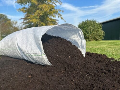 Een zak met zweedse tuinturf voor het kweken van wormen voor de visserij.