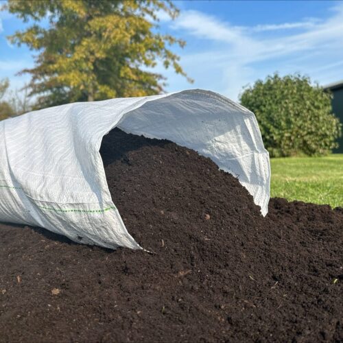 Een zak met zweedse tuinturf voor het kweken van wormen voor de visserij.
