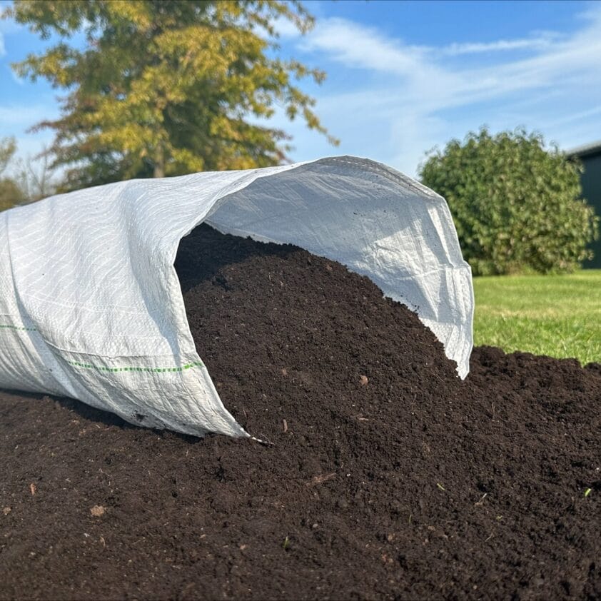 Een zak met zweedse tuinturf voor het kweken van wormen voor de visserij.